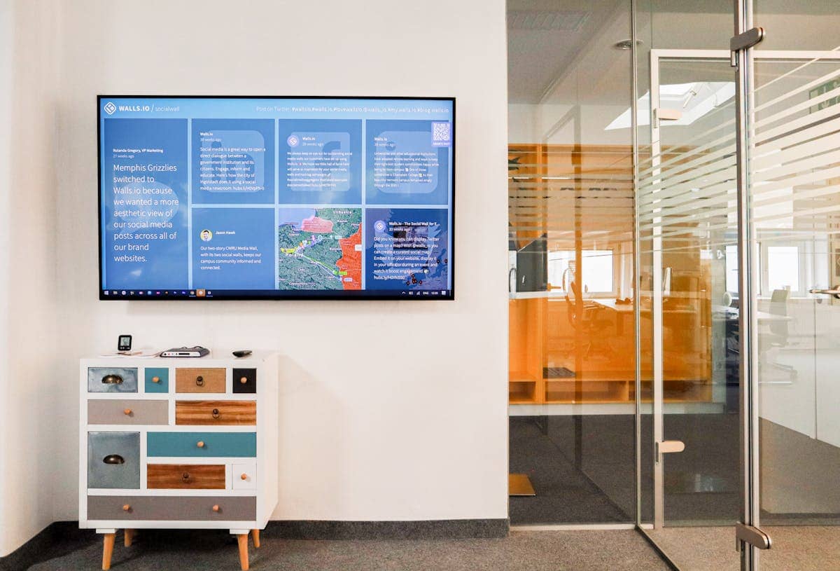 Tren Digital Signage 2026: Mengapa Bisnis Indonesia Tidak Bisa Lagi Mengandalkan Layar Statis