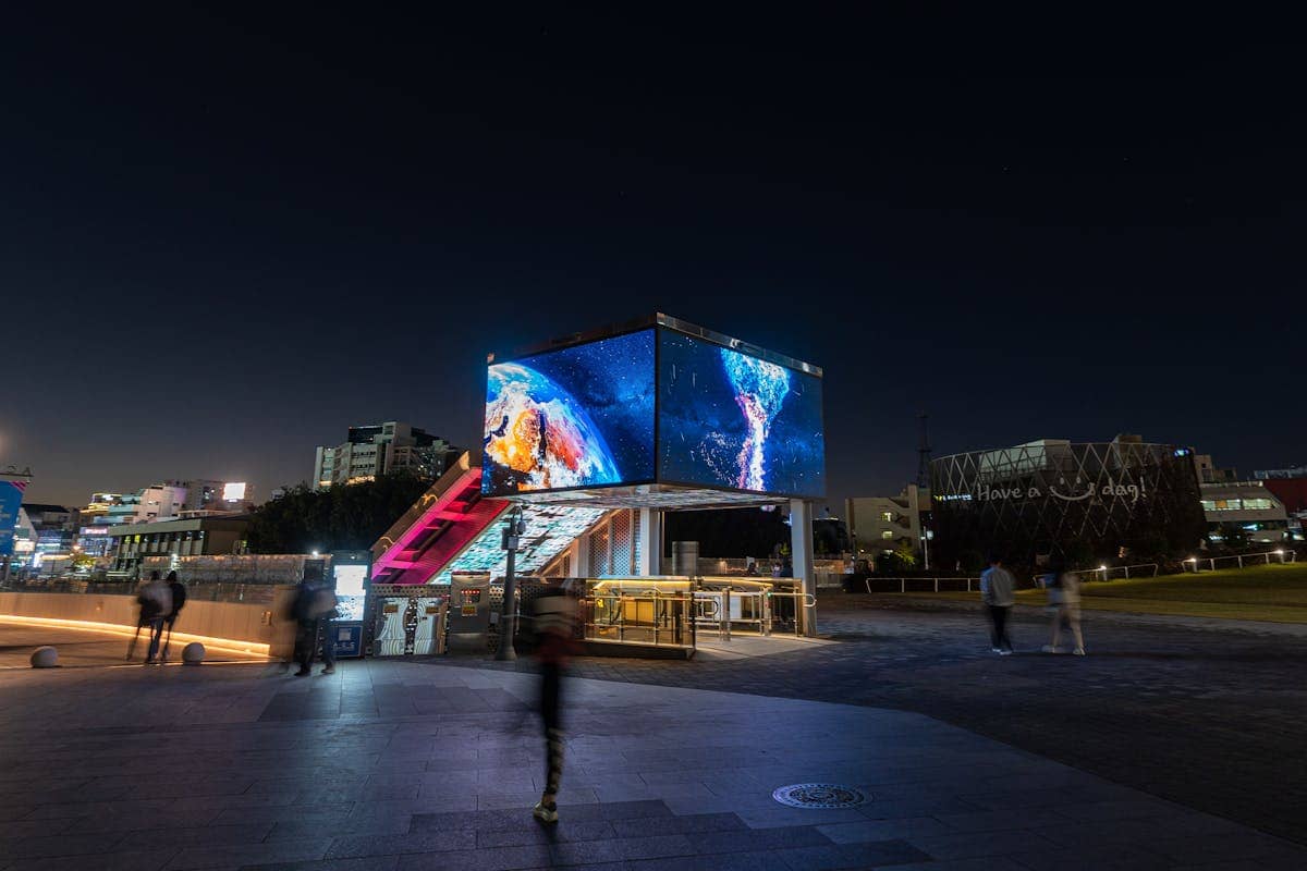 Billboard Konvensional Anda Membakar Uang: Mengapa Outdoor LED Display Adalah Investasi yang Tidak Bisa Ditunda